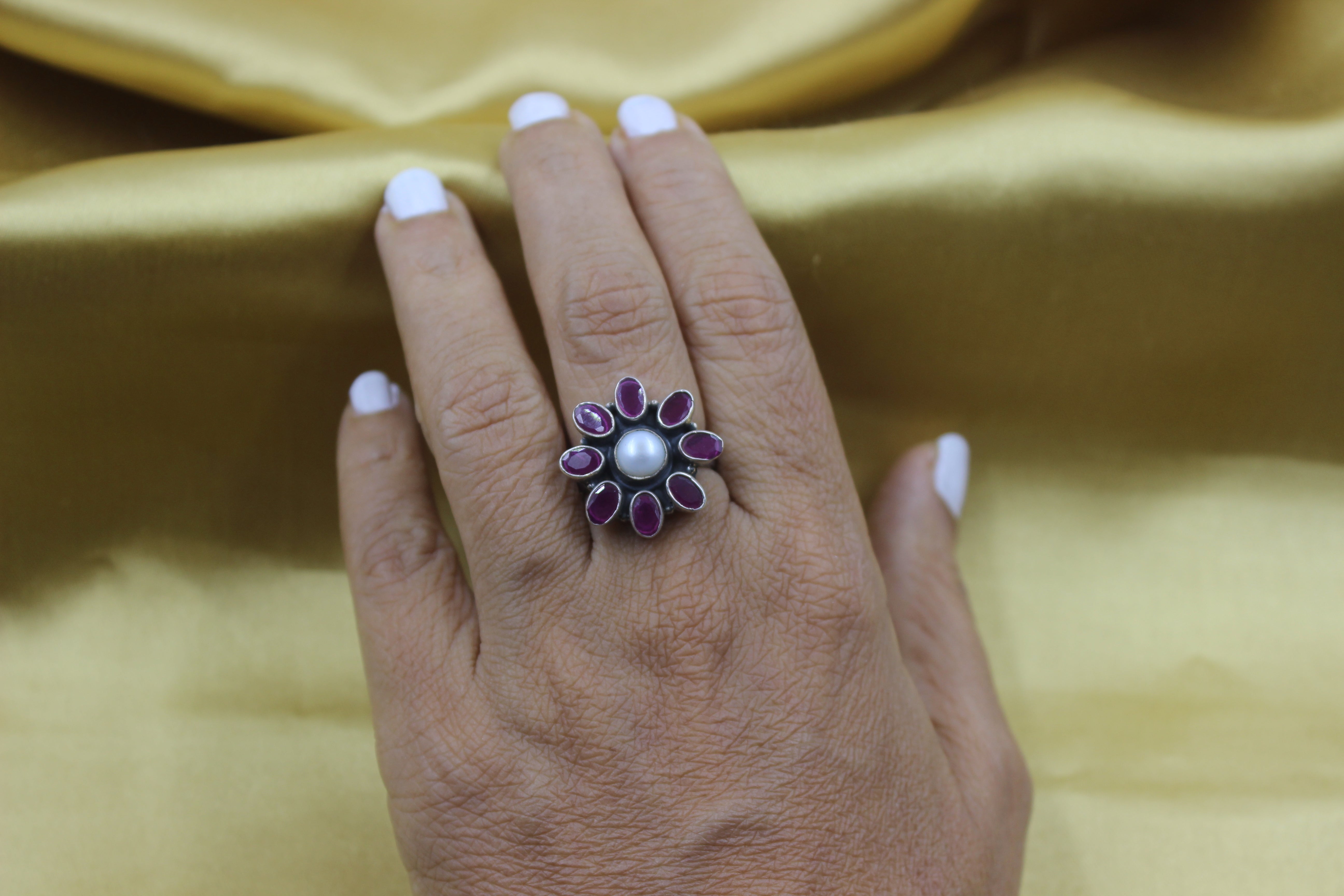 Daisy flower ring with pearl in centre