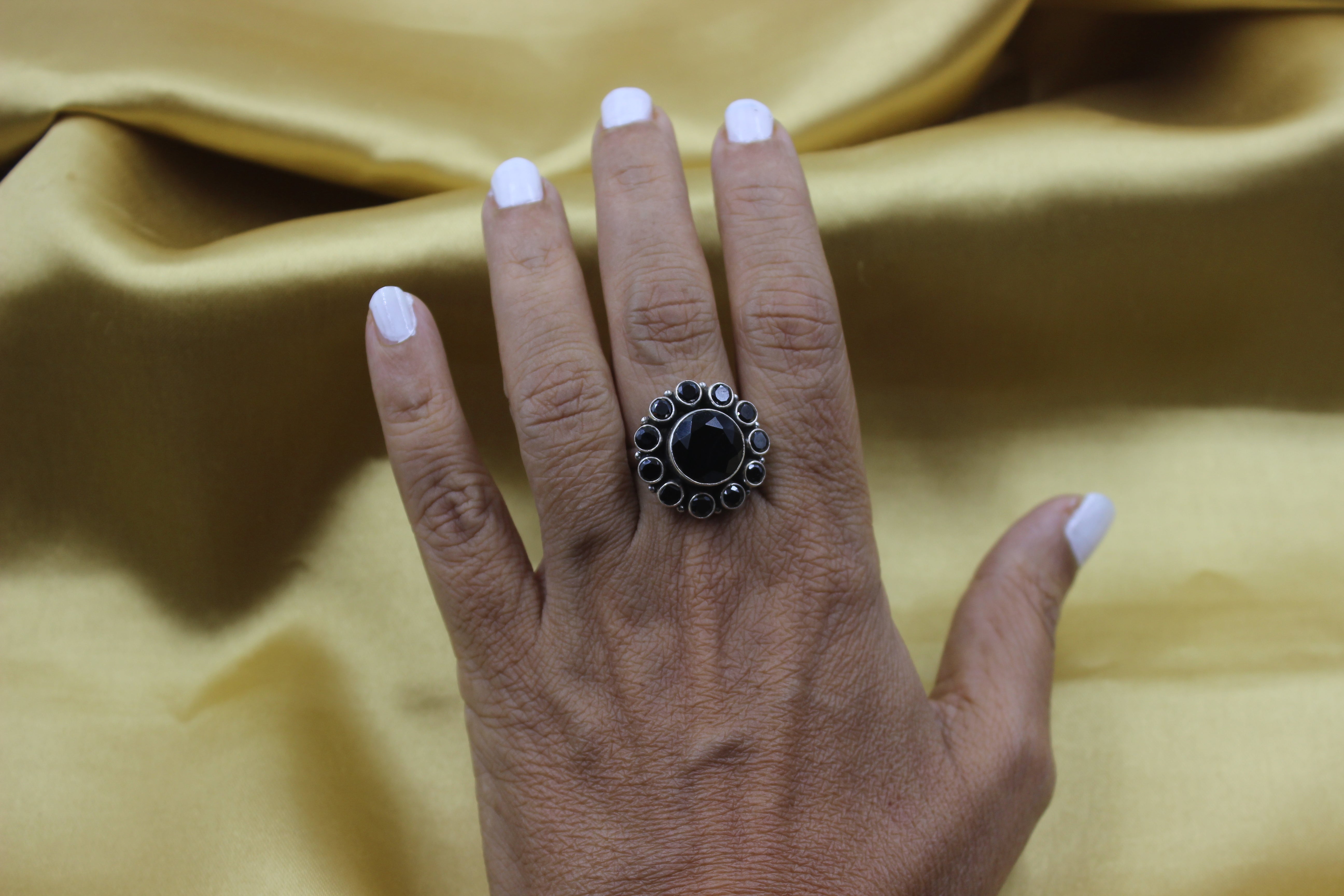 Flower black cutstone ring